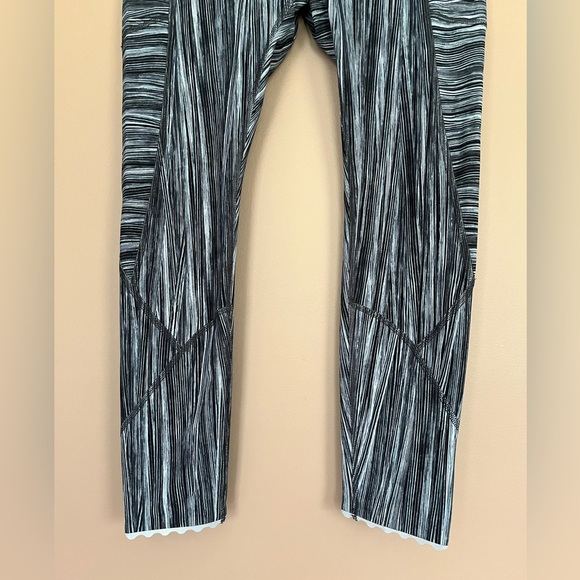 {Lululemon} Tight Stuff Tight II 25" in Low Tide Alpine White Black - Womens 8 - Picture 3 of 11